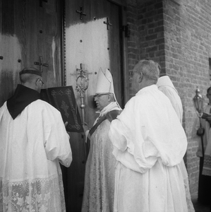 5000035_04 Concecratie katholieke kerk door mgr.W. Mutsaers, bisschop van het bisdom 's-Hertogenbosch
