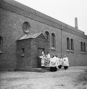 5000035_05 Concecratie katholieke kerk door mgr.W. Mutsaers, bisschop van het bisdom 's-Hertogenbosch