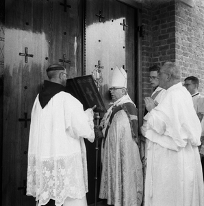 5000035_06 Concecratie katholieke kerk door mgr.W. Mutsaers, bisschop van het bisdom 's-Hertogenbosch