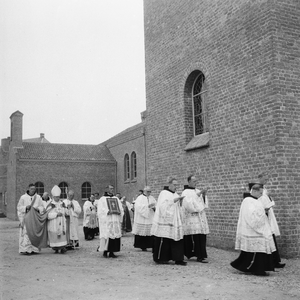 5000035_07 Concecratie katholieke kerk door mgr.W. Mutsaers, bisschop van het bisdom 's-Hertogenbosch