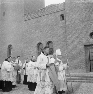 5000035_08 Concecratie katholieke kerk door mgr.W. Mutsaers, bisschop van het bisdom 's-Hertogenbosch