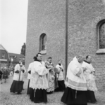 5000035_10 Concecratie katholieke kerk door mgr.W. Mutsaers, bisschop van het bisdom 's-Hertogenbosch