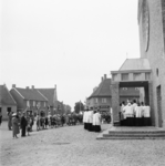 5000035_11 Concecratie katholieke kerk door mgr.W. Mutsaers, bisschop van het bisdom 's-Hertogenbosch