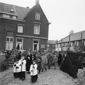 5000046_01 Eerste steenlegging katholieke kerk Sint Martinus door pastoor Zegers