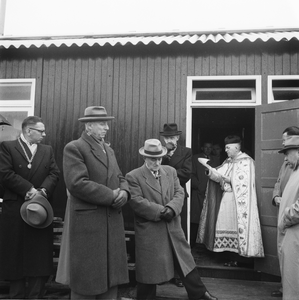 5000046_02 Eerste steenlegging katholieke kerk Sint Martinus door pastoor Zegers