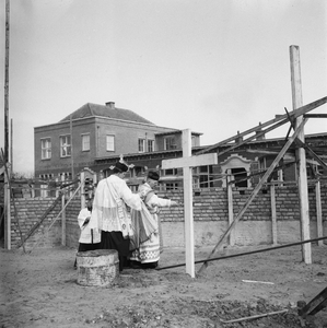 5000046_06 Eerste steenlegging katholieke kerk Sint Martinus door pastoor Zegers