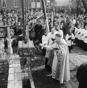 5000046_08 Eerste steenlegging katholieke kerk Sint Martinus door pastoor Zegers