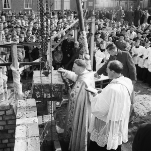 5000046_09 Eerste steenlegging katholieke kerk Sint Martinus door pastoor Zegers