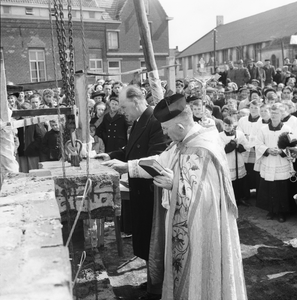 5000046_11 Eerste steenlegging katholieke kerk Sint Martinus door pastoor Zegers