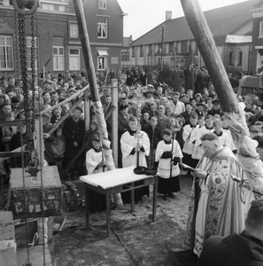5000046_15 Eerste steenlegging katholieke kerk Sint Martinus door pastoor Zegers