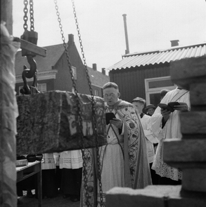 5000046_16 Eerste steenlegging katholieke kerk Sint Martinus door pastoor Zegers