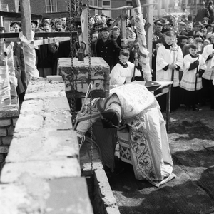 5000046_17 Eerste steenlegging katholieke kerk Sint Martinus door pastoor Zegers