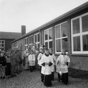 5000050_01 Inzegening en opening van de katholieke jongensschool door pastoor H. Veldman