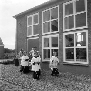 5000050_03 Inzegening en opening van de katholieke jongensschool door pastoor H. Veldman
