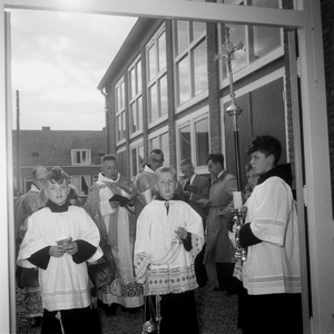 5000050_04 Inzegening en opening van de katholieke jongensschool door pastoor H. Veldman