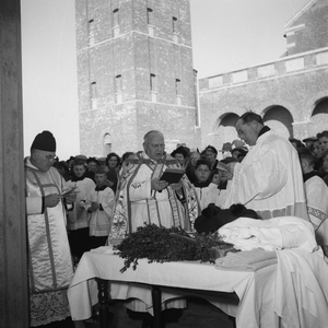 5000051_04 Wijding van de klokken van de Sint Martinuskerk door deken van de Bommelerwaard Wehmeyer