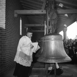 5000051_07 Wijding van de klokken van de Sint Martinuskerk door deken van de Bommelerwaard Wehmeyer