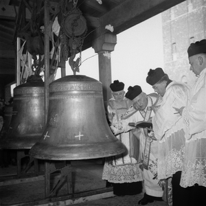 5000051_11 Wijding van de klokken van de Sint Martinuskerk door deken van de Bommelerwaard Wehmeyer