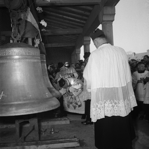 5000051_12 Wijding van de klokken van de Sint Martinuskerk door deken van de Bommelerwaard Wehmeyer