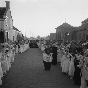 5000053_09 Consecratie en overbrenging Heilig sacrament naar de nieuwe Sint Martinuskerk