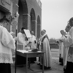 5000053_14 Consecratie en overbrenging Heilig sacrament naar de nieuwe Sint Martinuskerk