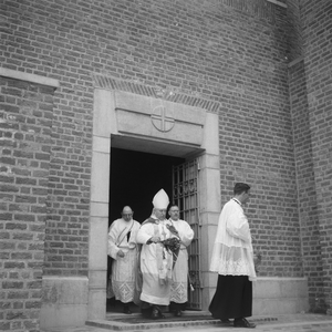 5000053_16 Consecratie en overbrenging Heilig sacrament naar de nieuwe Sint Martinuskerk