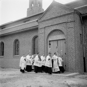 5000053_18 Consecratie en overbrenging Heilig sacrament naar de nieuwe Sint Martinuskerk