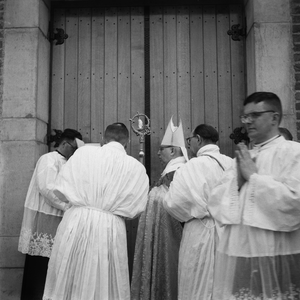 5000053_19 Consecratie en overbrenging Heilig sacrament naar de nieuwe Sint Martinuskerk