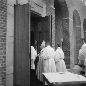 5000053_22 Consecratie en overbrenging Heilig sacrament naar de nieuwe Sint Martinuskerk