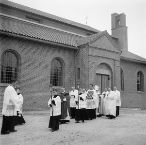 5000053_25 Consecratie en overbrenging Heilig sacrament naar de nieuwe Sint Martinuskerk