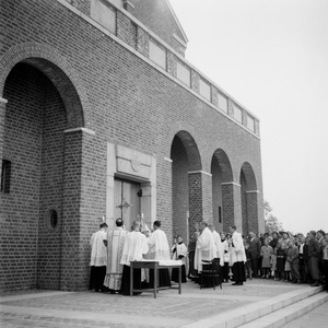 5000053_27 Consecratie en overbrenging Heilig sacrament naar de nieuwe Sint Martinuskerk