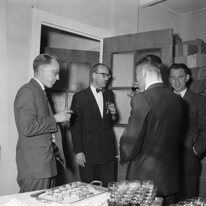 5000061_66 Opening van het kantoor van de N.V. Uitgeversmaatschappij Triomfreeks van Van Tuyl met diner