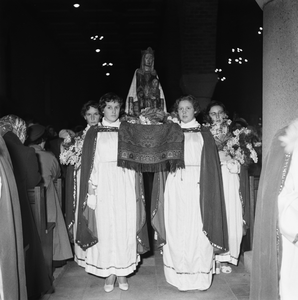 5000075_03 Plaatsing Mariabeeld en uitvoering Mariaspel in de katholieke kerk