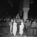 5000075_19 Plaatsing Mariabeeld en uitvoering Mariaspel in de katholieke kerk