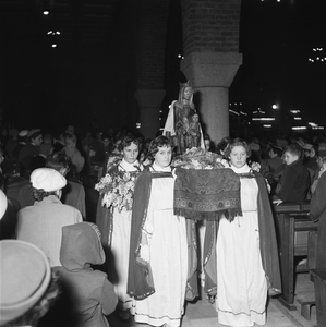 5000075_20 Plaatsing Mariabeeld en uitvoering Mariaspel in de katholieke kerk