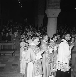 5000075_21 Plaatsing Mariabeeld en uitvoering Mariaspel in de katholieke kerk