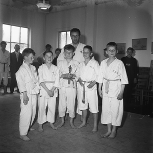 5000083_01 Judoka's in het Dorpshuis met op de achtergrond Martien Pardoel
