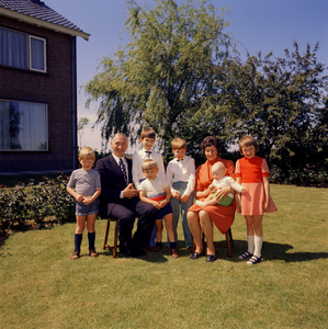 5000094_13 Familie Van Kessel, communiefeest (?)