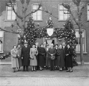 5000104_22 Eerste Heilige Mis pater Ladeslaus van Zeelst. Familie voor café-restaurant De Rode Leeuw