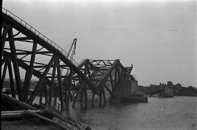 10-1118 Verwoeste spoorbrug