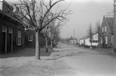 4-1638 Straatgezicht, rechts de woningen van de Woningbouwvereniging Ammerzoden
