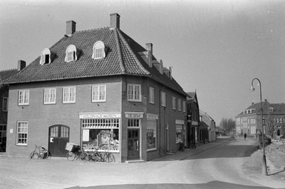 4-1645 Kruidenieswinkel (Spar) op de hoek van de Kerkstraat met de Voorstraat. Op de achtergrond het Sint Antoniusgesticht