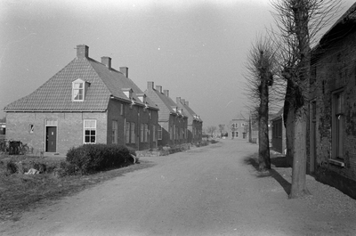 4-1649 Straatgezicht, rechts de woningen van de Woningbouwvereniging Ammerzoden