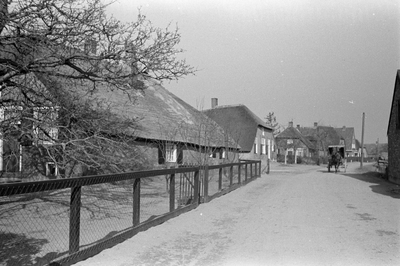 21-451 Straatgezicht met paard en kar