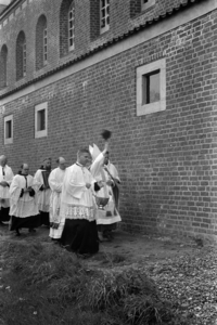 20-584 Inzegening en inwijding van de nieuwe rooms katholieke kerk door mgr. Mutsaers, bisschop van het bisdom ...