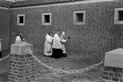 20-585 Inzegening en inwijding van de nieuwe rooms katholieke kerk door mgr. Mutsaers, bisschop van het bisdom ...