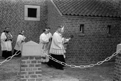 20-586 Inzegening en inwijding van de nieuwe rooms katholieke kerk door mgr. Mutsaers, bisschop van het bisdom ...