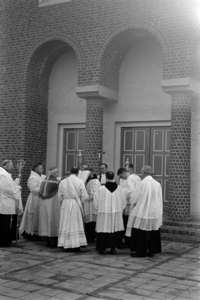 20-587 Inzegening en inwijding van de nieuwe rooms katholieke kerk door mgr. Mutsaers, bisschop van het bisdom ...