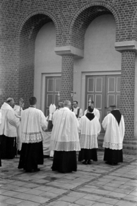 20-588 Inzegening en inwijding van de nieuwe rooms katholieke kerk door mgr. Mutsaers, bisschop van het bisdom ...