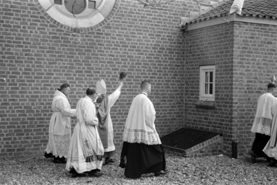 20-591 Inzegening en inwijding van de nieuwe rooms katholieke kerk door mgr. Mutsaers, bisschop van het bisdom ...